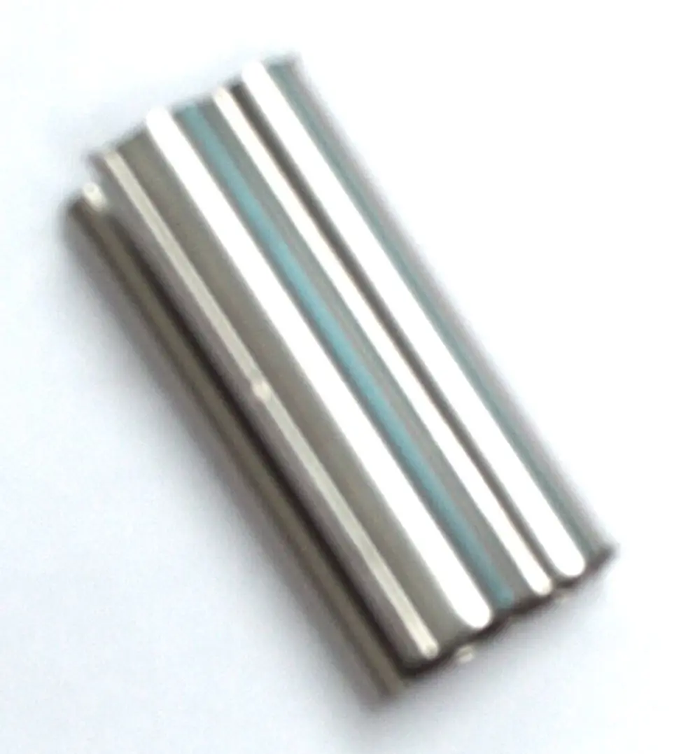 Silberne, längliche Metallhalterung mit zwei parallelen Röhren, geeignet für die Verwendung in Daikin-Produkten.
